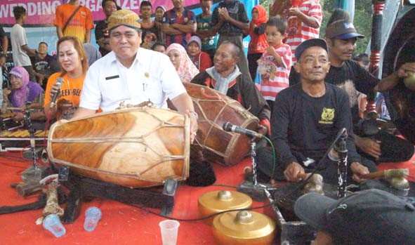 Gubernur HBA bermain genderang bersama group reog